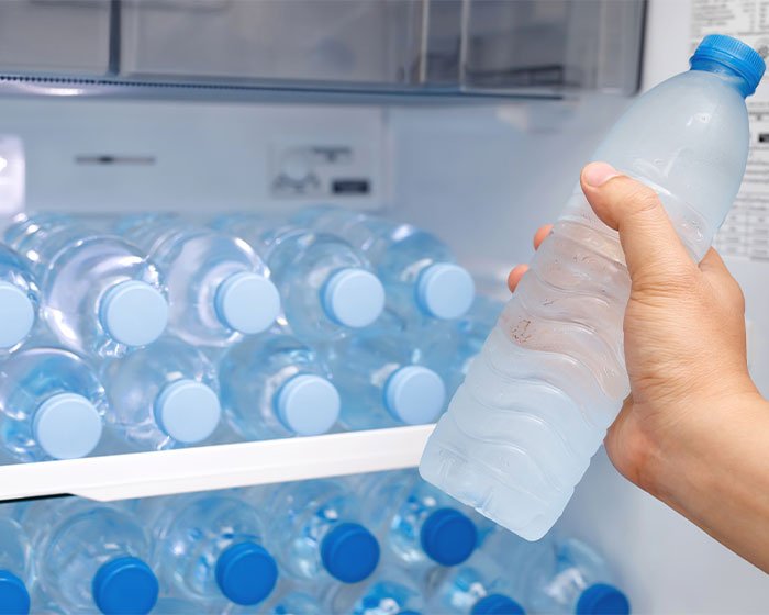 botol air minum di kulkas - Menjaga Kucing Tidak Kepanasan dan Tetap Sejuk di Rumah: Tips dan Trik untuk Menghadapi Suhu Ekstrem