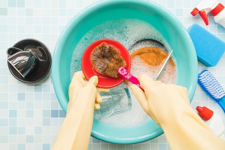 hand holding cleaning product 23 2148104575 - Panduan Praktis Memilih Aksesori Anjing yang Sesuai dengan Kebutuhan Peliharaan Anda