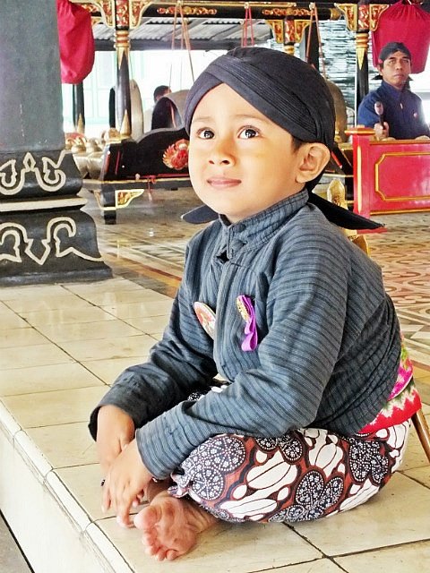 anak kecil memakai baju khas adat jawa